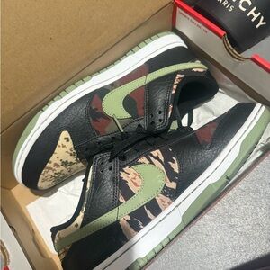 Nike Dunk Low SE Black and Green Sneakers
